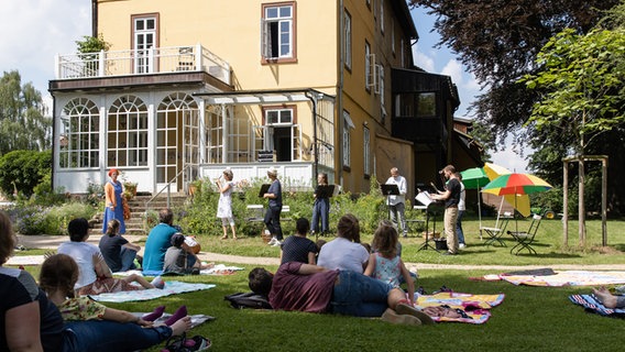 Teaserbild Zwergen-Picknick im Park, ein Angebot von Discover Music! der NDR Radiophilharmonie © NDR Foto: Helge Krückeberg