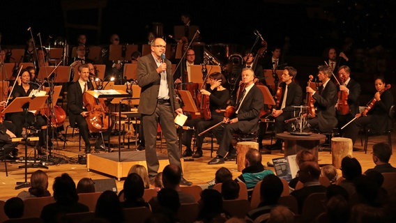 Jörgpeter von Clarenau und die NDR Radiophilharmonie © Michael Plümer Foto: Michael Plümer