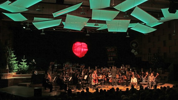 Geschmückte Bühne mit Orchester © Michael Plümer Foto: Michael Plümer