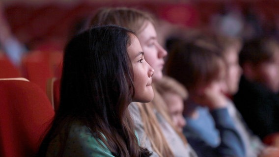 Jugendliche in einem Konzert © Micha Neugebauer / NDR Foto: Micha Neugebauer