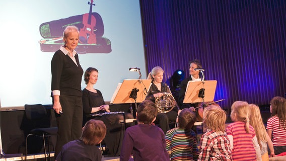 Sabine Grünig (Moderation), Mirjam Budday (Oboe), Jan Hendrik Rübel (Cello) © NDR Radiophilharmonie 