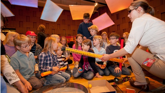 Julia Wienecke mit Kindern im Großen Sendesaal © NDR Radiophilharmonie 