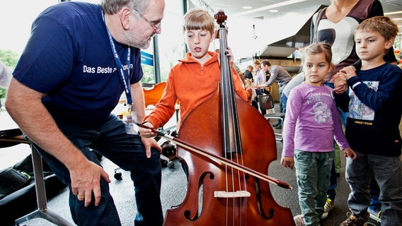 Konzertmeister Jürgen Normann und sein Kontrabass. © NDR Radiophilharmonie 