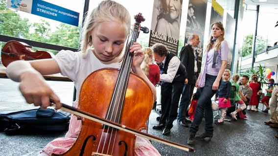 Instrumente ausprobieren - ein Spaß für alle Kinder. © NDR Radiophilharmonie 