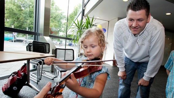 Instrumente ausprobieren - ein Spaß für alle Kinder. © NDR Radiophilharmonie 