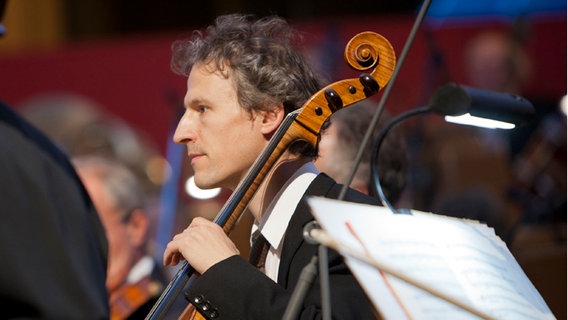 Jan Hendrik Rübel am Violoncello. © NDR Radiophilharmonie 