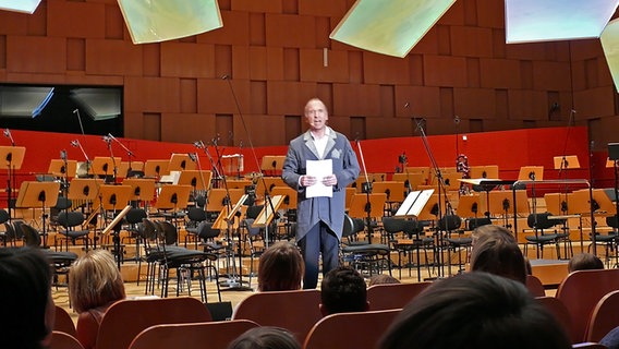 Schauspieler Jörg Schade als Orchesterwart auf der Bühne, Impressionen vom Kindermusikfest der NDR Radiophilharmonie und der Musikschule Hannover am 8. Juni 2013 © NDR Radiophilharmonie Foto: Wolf-Rüdiger Leister