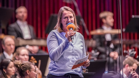 Moderatorin Susanne Neuß begrüßt das Publikum beim Weihnachtskonzert der NDR Radiophilharmonie mit den King's Singers im Kuppelsaal Hannover © NDR Foto: Axel Herzig