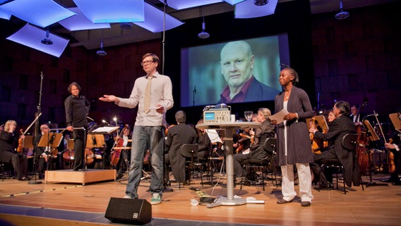 Ralph Caspers und Shary Reeves auf der Bühne mit der NDR Radiophilharmonie am 13.05.2011 © NDR Foto: Jochen Quast