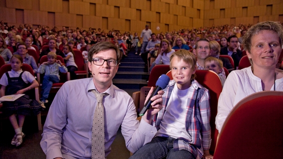 Ralph Caspers interviewt einen kleinen Jungen. © NDR Foto: Jochen Quast