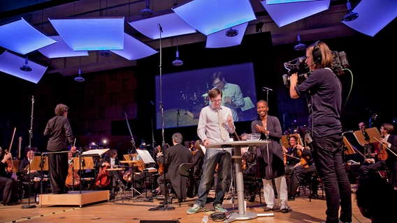 Ralph Caspers und Shary Reeves auf der Bühne mit der NDR Radiophilharmonie am 13.05.2011 © NDR Foto: Jochen Quast