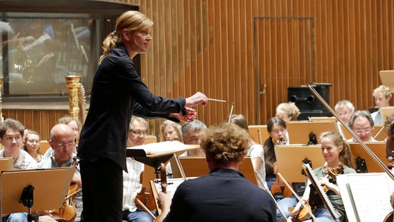 Die NDR Radiophilharmonie probt mit Keri-Lynn Wilson für das NDR Klassik Open Air © NDR / Amrei Flechsig Foto: Amrei Flechsig