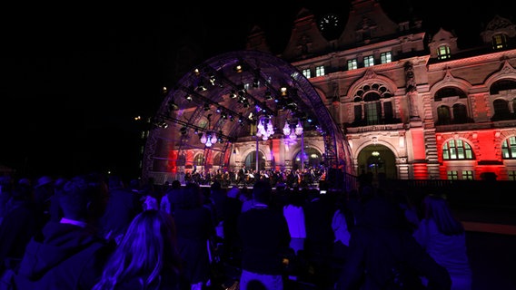 Publikum vor dem illuminierten Neuen Rathaus beim Hannover Klassik Open Air 2022 © NDR Foto: Florian Arp