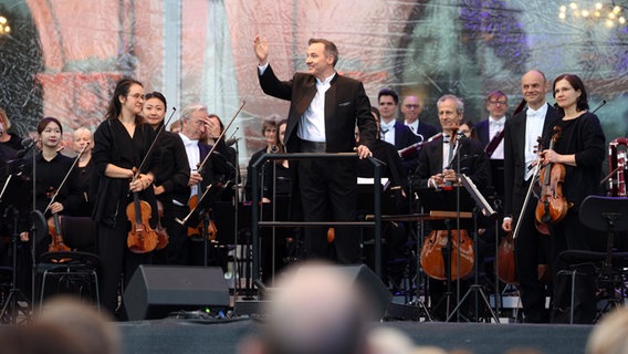 Die NDR Radiophilharmonie und Ivan Repušić, Dirigent beim Hannover Klassik Open Air 2022 © NDR Foto: Florian Arp