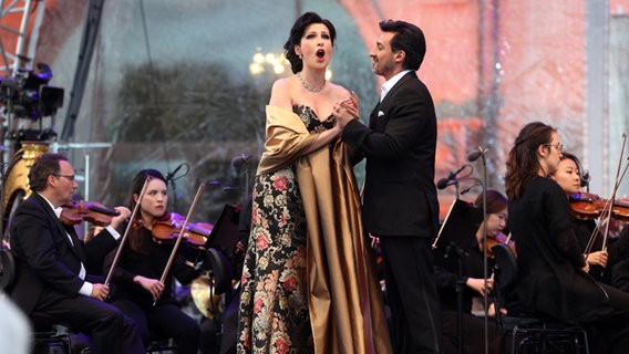 Sopranistin Adela Zaharia und Tenor Charles Castronovo beim Hannover Klassik Open Air 2022 © NDR Foto: Florian Arp