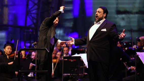 Dirigent Ivan Repušić und Bariton George Petean beim Hannover Klassik Open Air 2022 © NDR Foto: Florian Arp