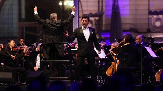 Die NDR Radiophilharmonie unter der Leitung von Ivan Repušić und Tenor Charles Castronovo beim Hannover Klassik Open Air 2022 © NDR Foto: Florian Arp