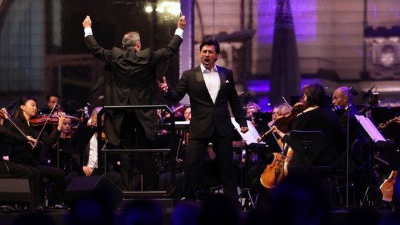 Die NDR Radiophilharmonie unter der Leitung von Ivan Repušić und Tenor Charles Castronovo beim Hannover Klassik Open Air 2022 © NDR Foto: Florian Arp