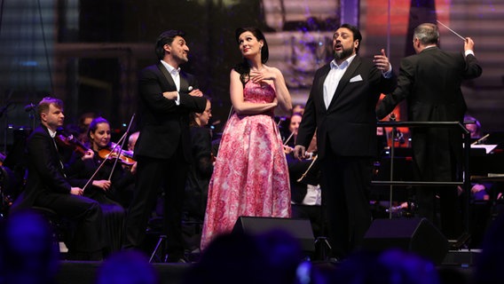 Die NDR Radiophilharmonie unter der Leitung von Ivan Repušić, Sopranistin Adela Zaharia sowie Tenor Charles Castronovo (links) und Bariton George Petean (rechts) beim Hannover Klassik Open Air 2022 © NDR Foto: Florian Arp