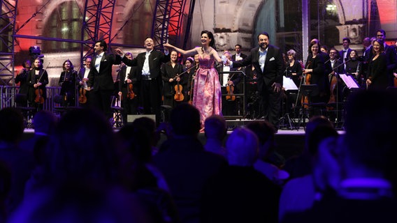 Tosender Applaus und Standing Ovations für Tenor Charles Castronovo, Dirigent Ivan Repušić, Sopranistin Adela Zaharia und Bariton George Petean (v.l.n.r.) beim Hannover Klassik Open Air 2022 © NDR Foto: Florian Arp