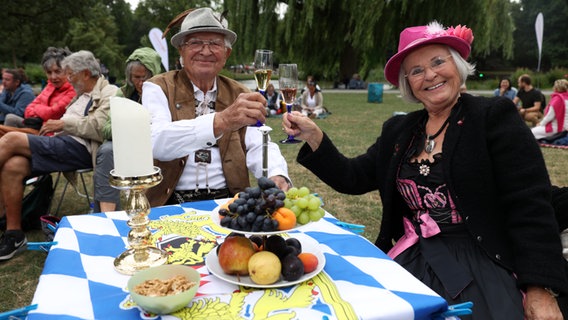 Opernfans mit einem besonders exquisiten Picknick-Arrangement beim Hannover Klassik Open Air 2022 © NDR Foto: Florian Arp