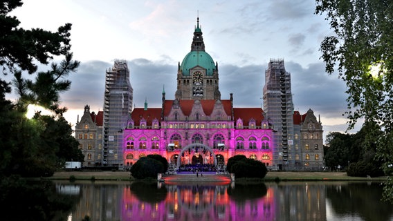 Für das Klassik Open Air 2022 illuminiert: das Neue Rathaus Hannover am Maschteich © NDR Foto: Florian Arp