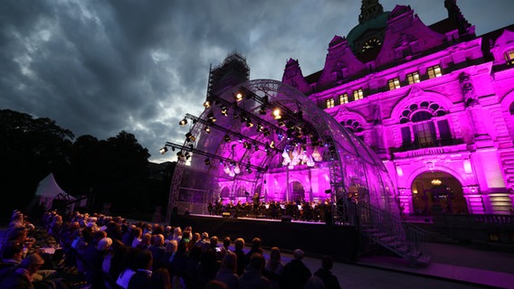 Für das Klassik Open Air 2022 illuminiert: das Neue Rathaus Hannover © NDR Foto: Florian Arp