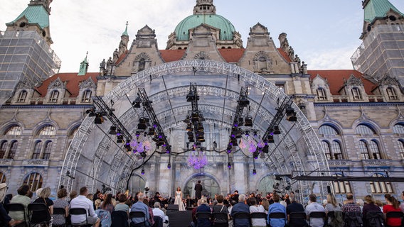 Hannover Klassik Open Air 2023: Die Bühne am Neuen Rathaus © NDR Foto: Helge Krückeberg