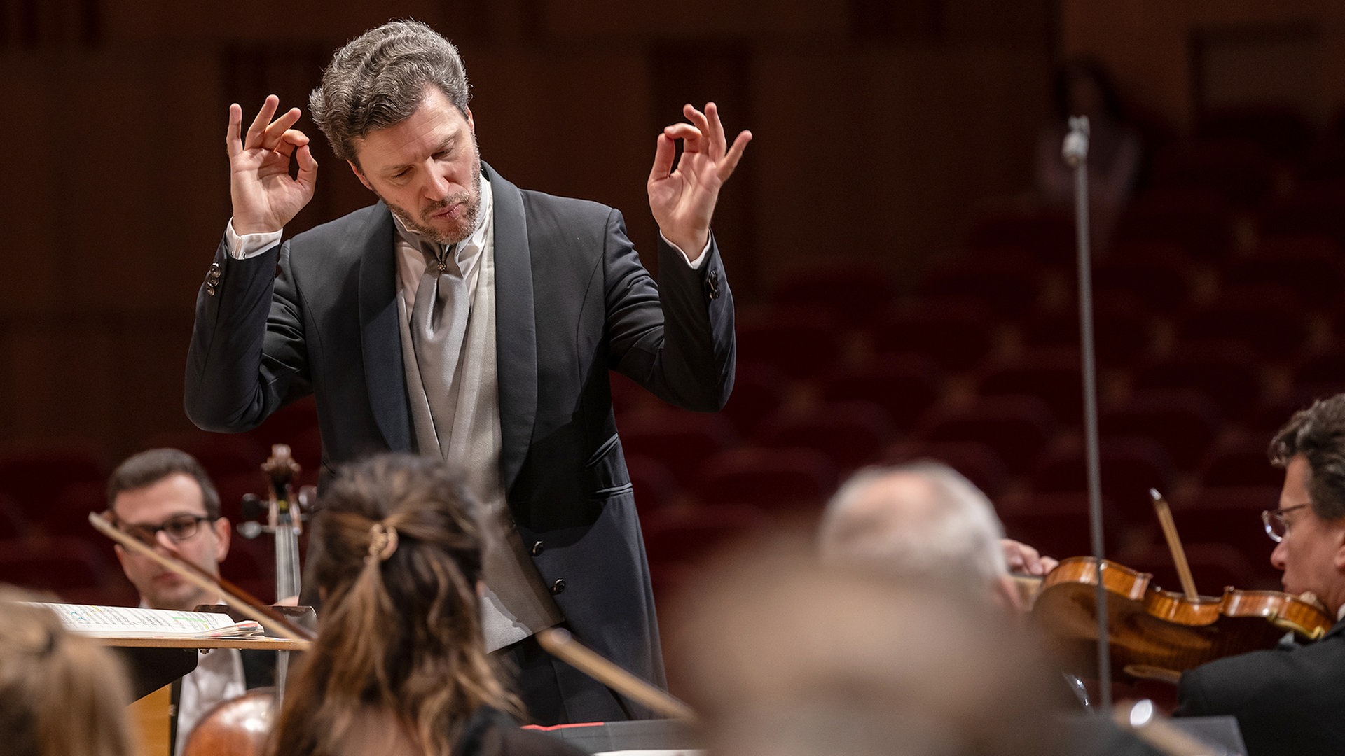 Stanislav Kochanovsky dirigiert die NDR Radiophilharmonie © NDR Foto: Micha Neugebauer