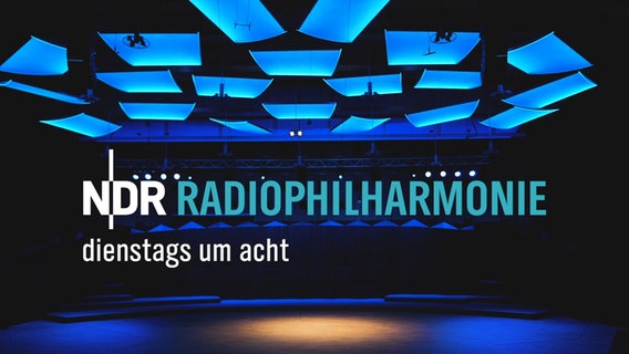 Blick auf die Bühne im Großen Sendesaal mit Beschriftung "NDR Radiophilharmonie - dienstags um acht" © NDR Foto: Christian Bernstorf