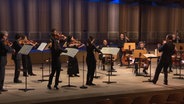 Die NDR Radiophilharmonie spielt unter der Leitung von Lars Vogt Antonín Dvořáks Serenade für Streicher in E-Dur, Op. 22 © NDR 