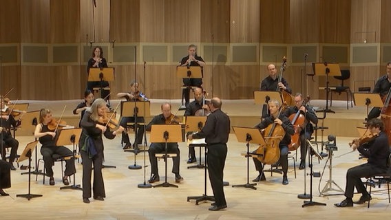 Isabelle van Keulen, NDR RP und Andrew Manze bei Mozarts Violinkonzert Nr. 4 © NDR 