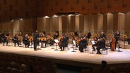 die NDR Radiophilharmonie spielend auf der Bühne im Großen Sendesaal © NDR 