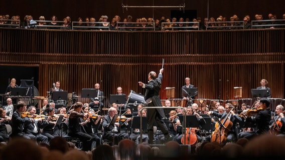 Andrew Manze dirigiert Holst, Händel, Vaughan Williams in der Saisoneröffnung der NDR Radiophilharmonie 2022/23. © NDR Foto: Micha Neugebauer