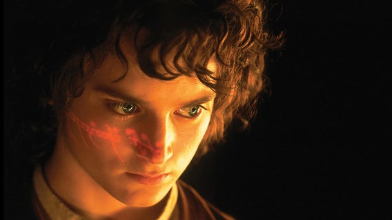 Frodo Beutlin (Elijah Wood) aus DER HERR DER RINGE - DIE GEFÄHRTEN / The Lord Of The Rings-The Fellowship Of The Ring (GB 2001) © picture alliance/United Archives | United Archives / kpa Publicity 