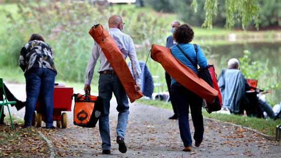 Zuschauer*innen steuern ihren Picknickplatz an. © Stadt Hannover Foto: Florian Arp