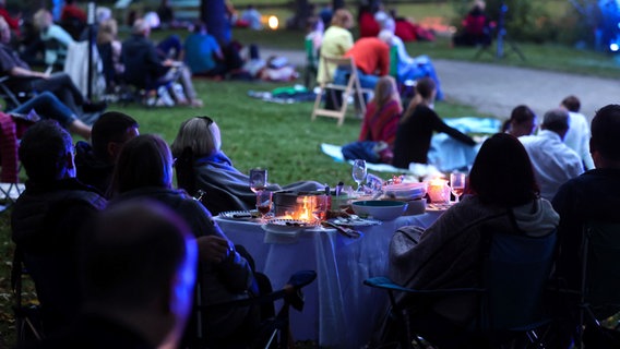 Picknickgäste im Park © Stadt Hannover Foto: Florian Arp