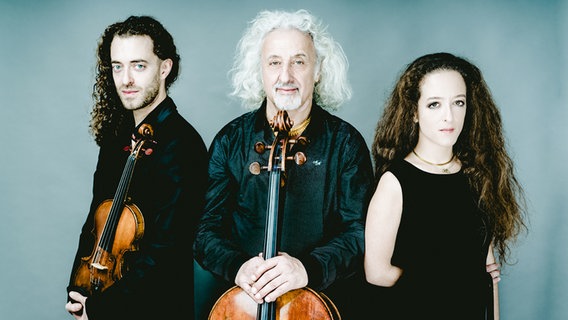 Das Maisky Trio: Mischa, Tochter und Pianistin Lily sowie Sohn und Geiger Sascha © NDR Foto: Andrej Grilc