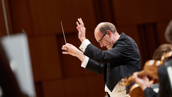 Chefdirigent Andrew Manze © NDR Foto: Micha Neugebauer