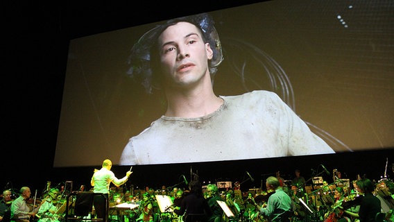 Szene mit Kenau Reeves beim Filmkonzert "Matrix live" © NDR.de Foto: Marc-Oliver Rehrmann