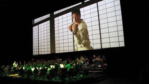 Szene mit Kenau Reeves beim Filmkonzert "Matrix live" © NDR.de Foto: Marc-Oliver Rehrmann