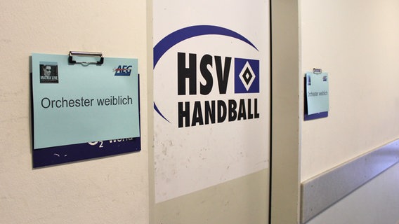 An der Umkleide der HSV Handballer hängen Zettel mit der Aufschrift "Orchester weiblich" © NDR.de Foto: Marc-Oliver Rehrmann