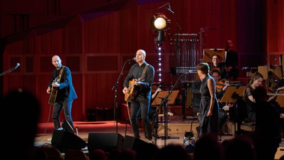 Milow und seine Band auf der Bühne im Großen Sendesaal in Hannover © NDR Foto: Micha Neugebauer