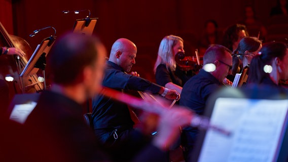 Cellist Oliver Mascarenhas (NDR Radiophilharmonie) im Konzert mit Milow und seiner Band im Großen Sendesaal in Hannover © NDR Foto: Micha Neugebauer