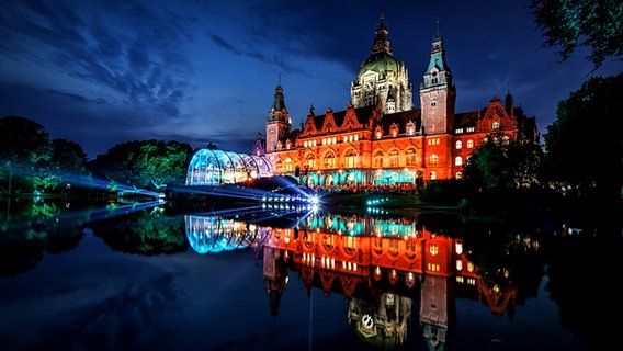 Das Neue Rathaus in Hannover bunt illuminiert © NDR Foto: Michael Uphoff