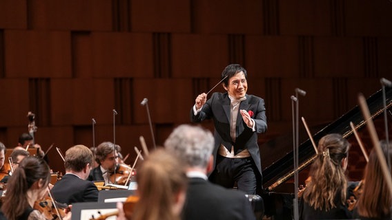 Eiji Oue beim Dirigieren der NDR Radiophilharmonie © NDR Foto: Michael Neugebauer