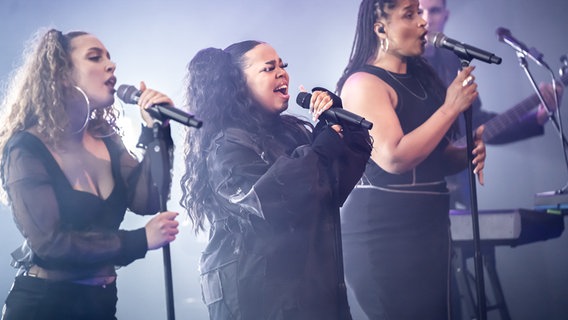 Zoe Wees singt mit zwei Sängerinnen auf der Bühne © NDR Foto: Micha Neugebauer