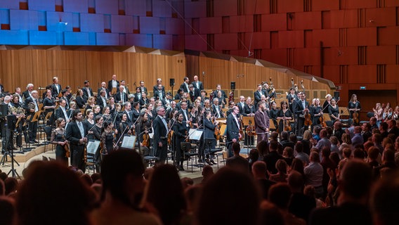 Die NDR Radiophilharmonie auf der Bühne, im Vordergrund Dirigent Andrew Manze © NDR Foto: Micha Neugebauer