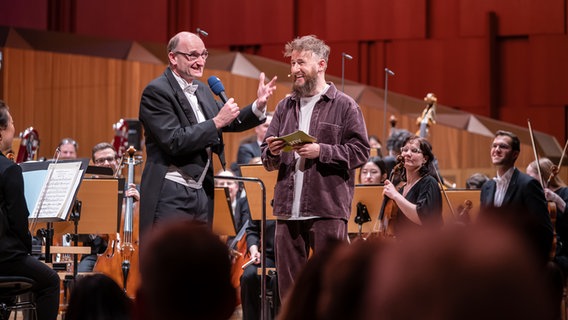 Dirigent Andrew Manze und Moderator Greg Bogowicz auf der Bühne © NDR Foto: Micha Neugebauer