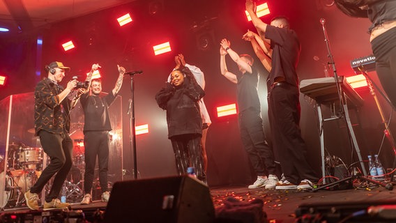 Zoe Wees singt mit geschlossenen Augen ins Mikrofon © NDR Foto: Micha Neugebauer